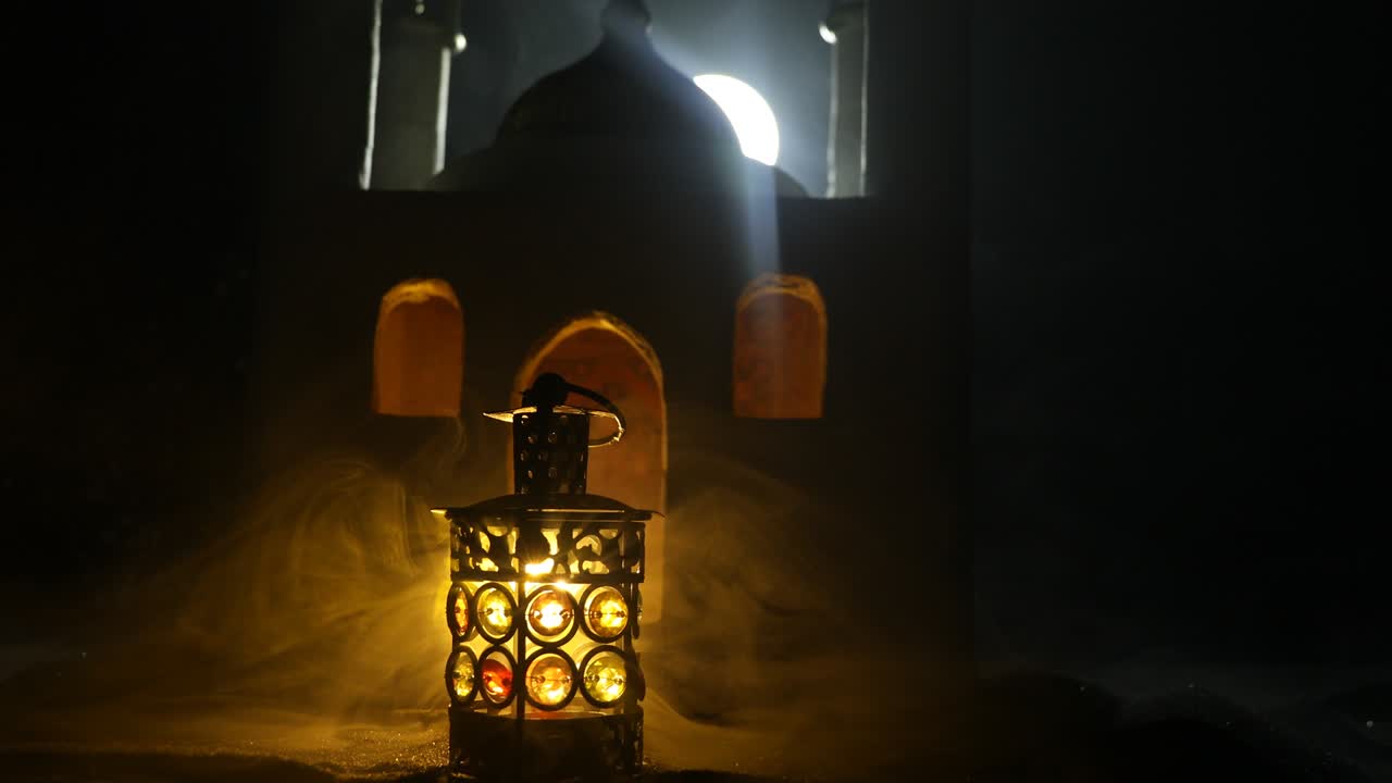 밤에는 불타는 불과 함께 장식 된 아랍 랜턴, 배경에 현실적인 모스크 미니어처, 축제 인사 카드, 무슬림의 거룩한 달인 라마단 카림에 대한 초대.