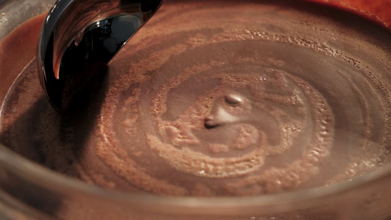 cuenco de mezcla de chocolate fresco, recogida a mano