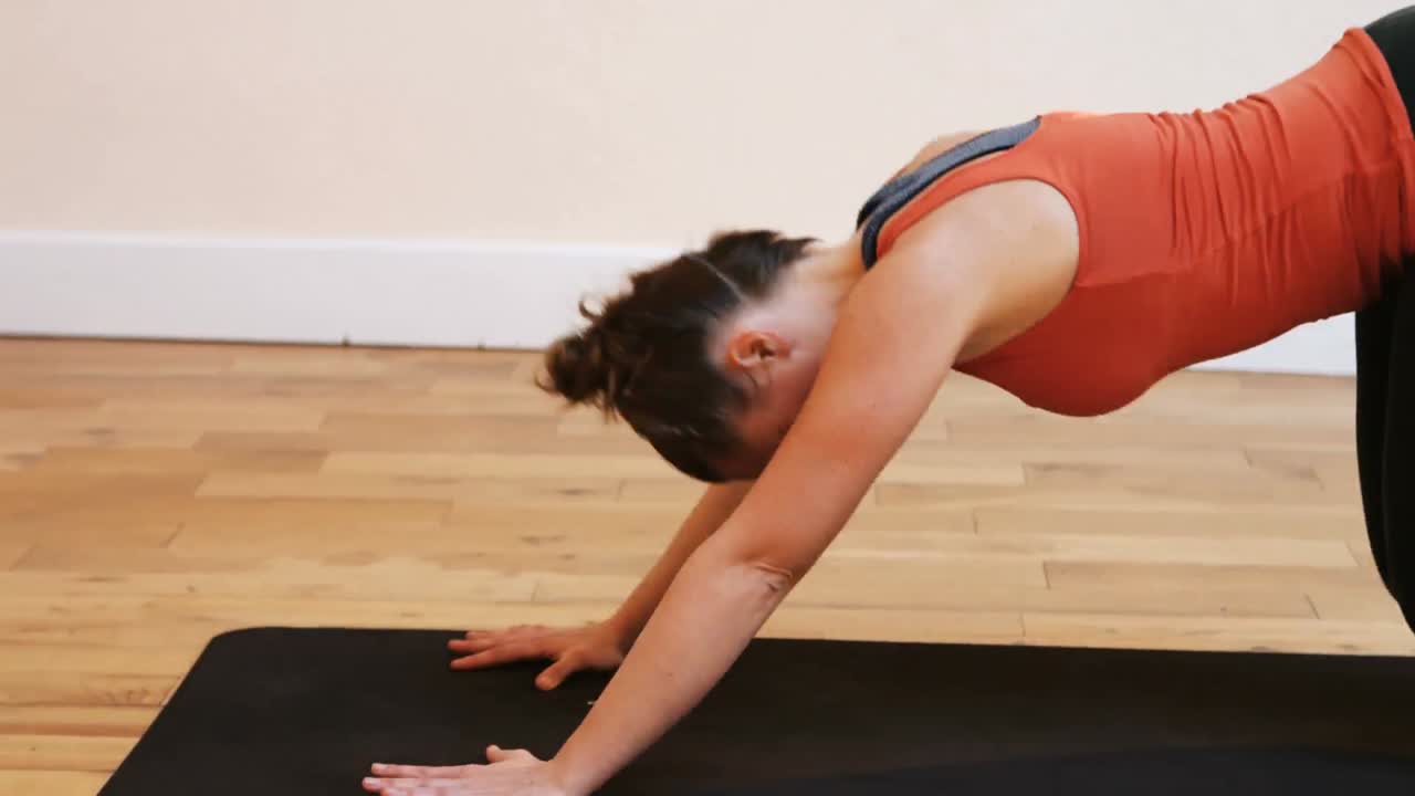 mujer haciendo ejercicios de estiramiento en una alfombra de ejercicio