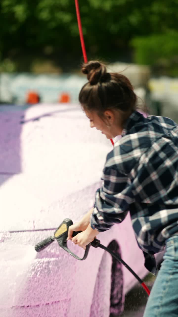 셀프 서비스 세탁소 에서 차 를 는 여자