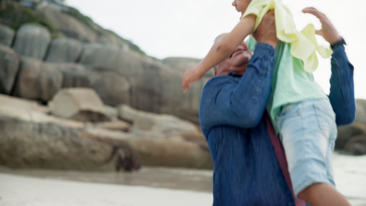 할아버지, 할머니, 손자손녀들이 해변에서 하루를 즐기고 있습니다.