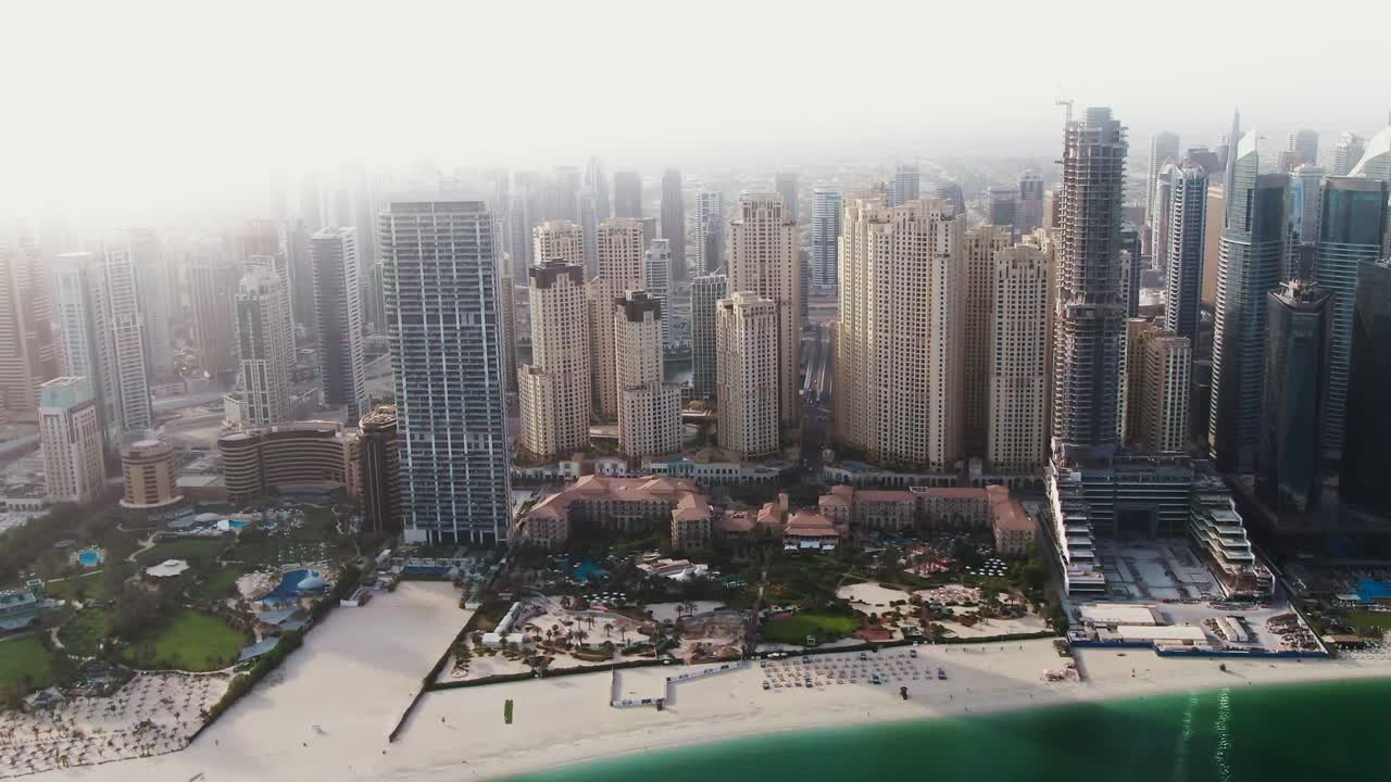 Panorama Dubaje a pobřeží Palm Jumeirah