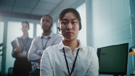 equipo de servicio al cliente en la oficina