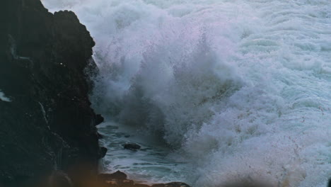 Salpicaduras-De-Olas-Golpeando-El-Acantilado-En-Un-Día-Tormentoso.-Poderosa-Costa-Rompiendo-El-Océano