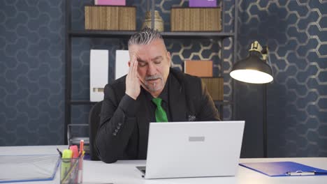 un hombre de negocios aburrido mirando a la cámara y suspirando.