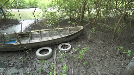 Panorámica-De-Un-Barco-De-Madera-Abandonado.