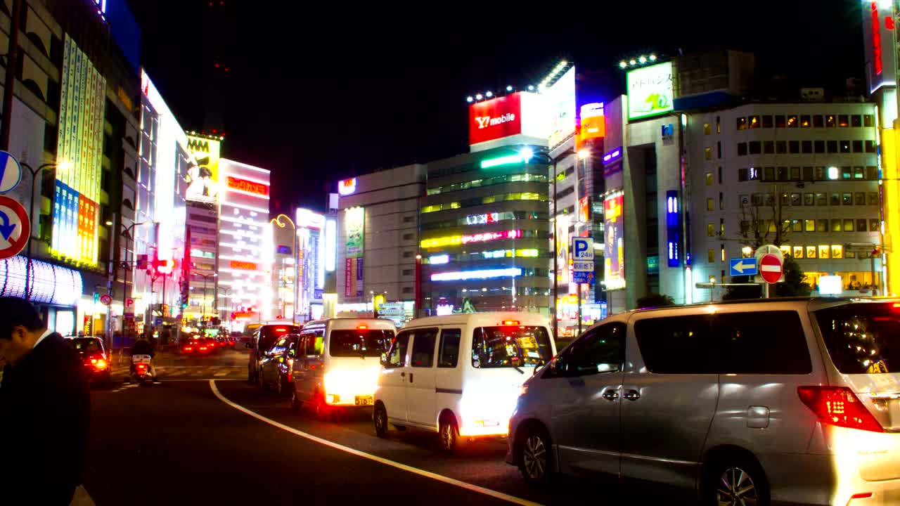 이케부쿠로 (ikebukuro) 동쪽의 야간 스 4k에서 느린 셔터 왼쪽 패닝