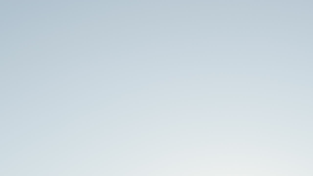 공중에서 호를 그리며 농구공을 슬로우 모션으로 클로즈업