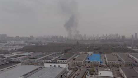 Gigantescas-Columnas-De-Humo-Cubren-El-Cielo-Cerca-De-La-Zona-Industrial-De-Tianjin,-China