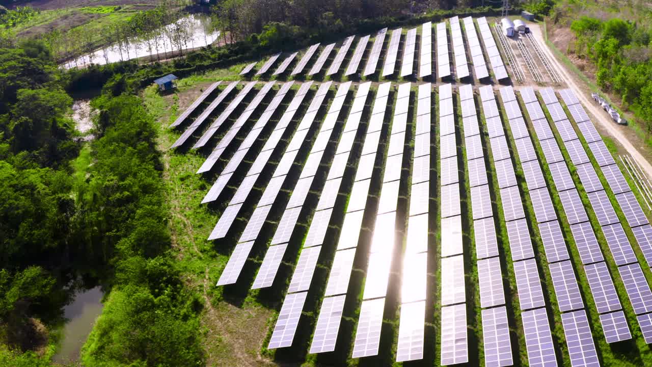 vista superior de los paneles solares en la granja solar