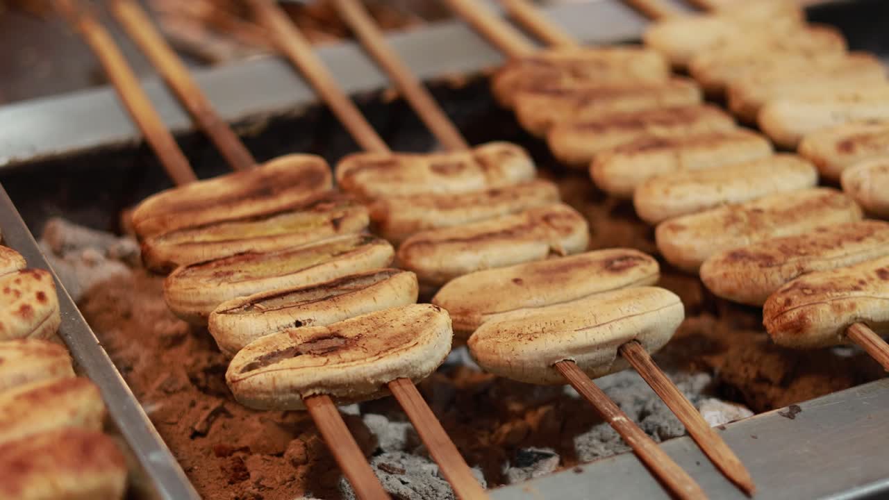plátanos a la parrilla en salchichas en un mercado