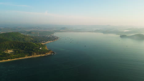 Vista-Aérea-De-La-Bahía-De-Gerupuk-Y-Un-Pueblo-De-Pescadores-Temprano-En-La-Mañana