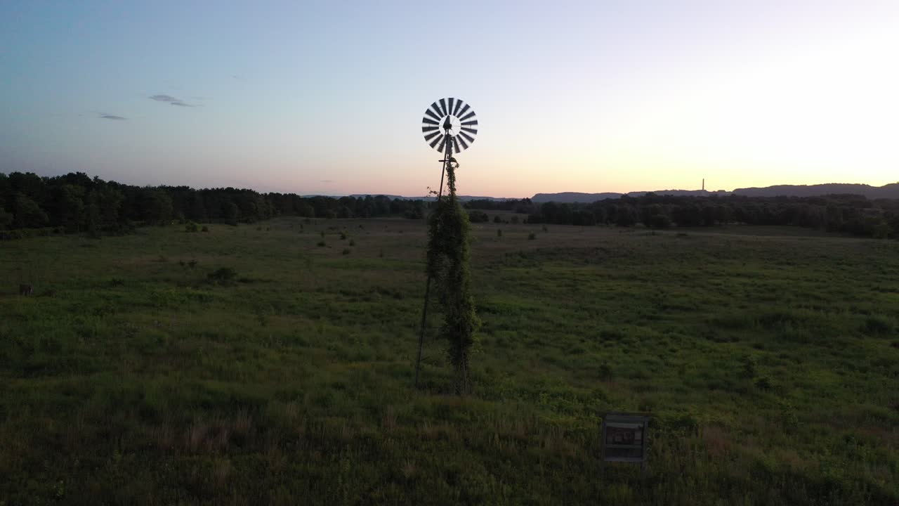 해가 지는 시골 풍경 의 풍차