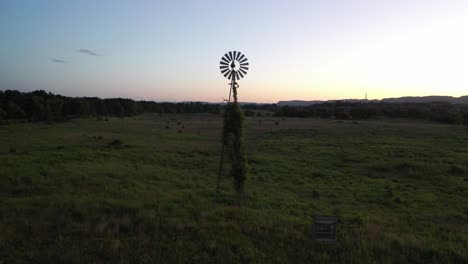 molino de viento en un paisaje rural al atardecer