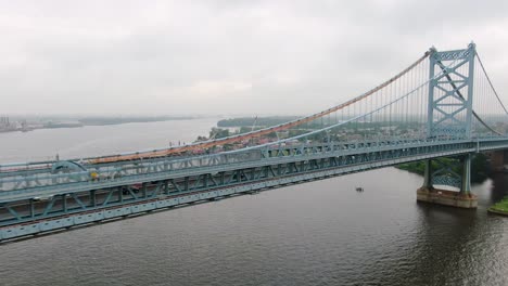 Toma-Aérea-De-Carro-Del-Puente-Ben-Franklin-Desde-Filadelfia,-Panorama-De-Camden-Nueva-Jersey-Nj,-Toma-De-Establecimiento