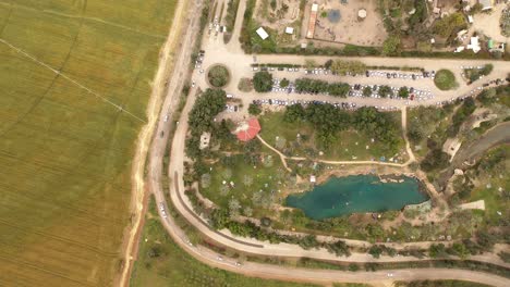 vista aérea de un parque con un lago y un estacionamiento