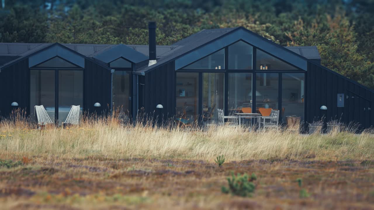 una casa de vacaciones moderna en la costa danesa