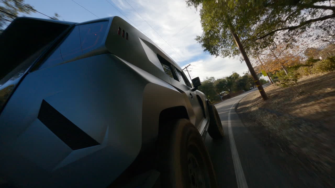 cerrar fpv cinematic drone shot de un coche de policía futurista
