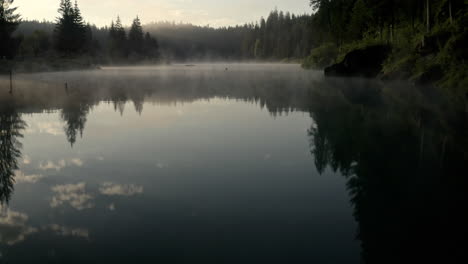 Reflexionen-Des-Himmels-In-Einem-See-Und-Schöner-Dichter-Waldblick-In-Caumasee-Schweiz---Luftaufnahme