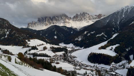 Val-Di-Funes-Ciudad-Dolomitas-Italia-Agudo-Impresionante-Montaña-Rocoso-Dentado-Alpes-Italianos-Lavaredo-Picos-Valle-Tirol-Tirol-Bolzano-Celestial-Atardecer-Octubre-Noviembre-Otoño-Primera-Nieve