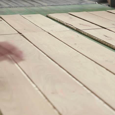producción de tableros para pisos en la fábrica