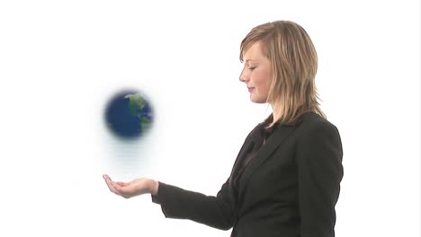 mujer sosteniendo un globo