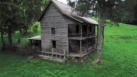 4K-Drohne-Dringt-In-Ein-Altes,-Verlassenes,-Verlassenes-Zweistöckiges-Haus-Ein