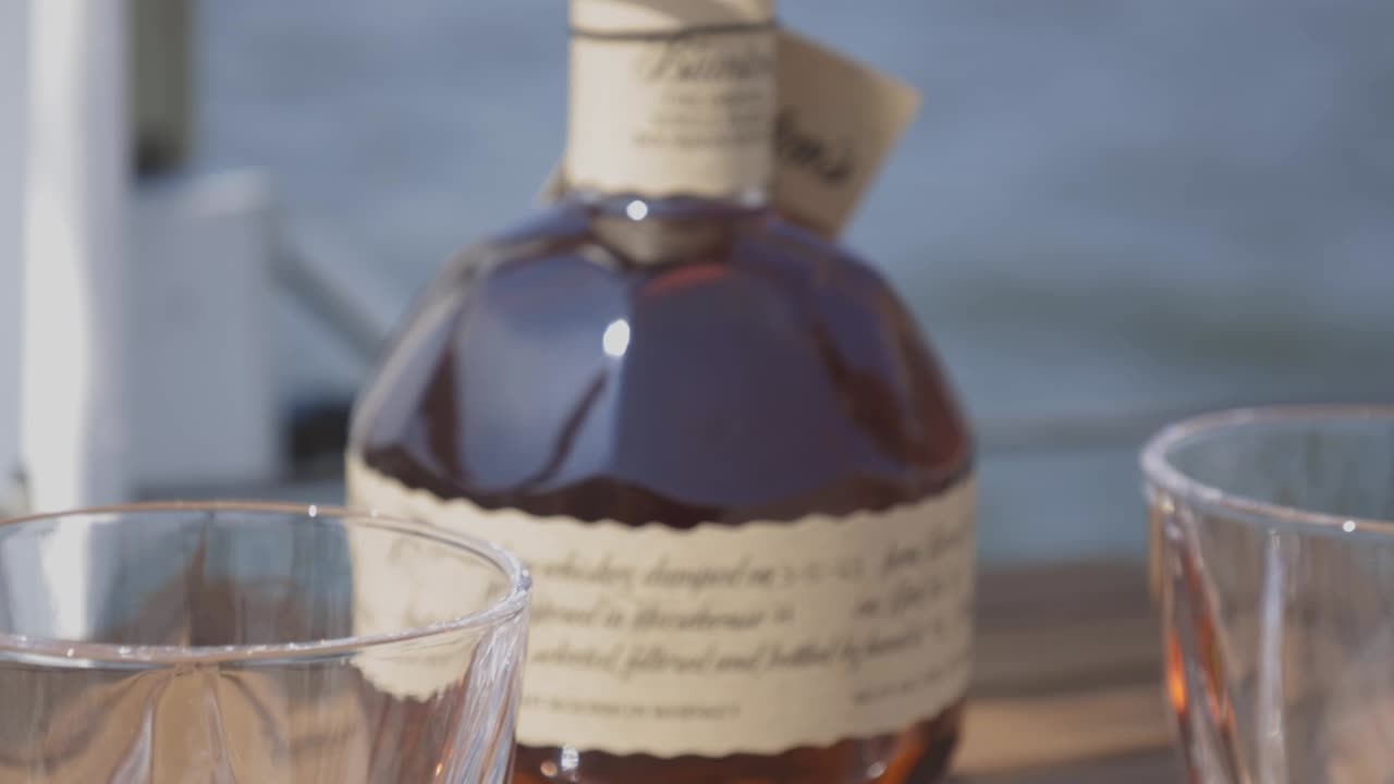 botella de whisky de lujo en la boda