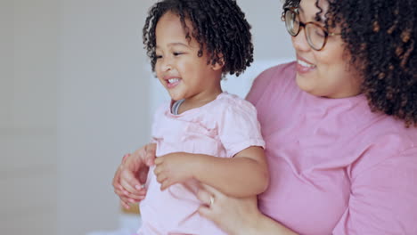 familia, amor y una madre que hace cosquillas a su hija