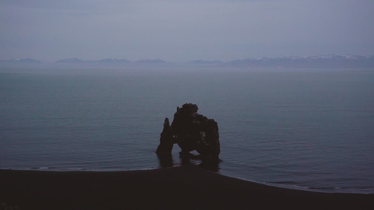 아이슬란드 hvitserkur 바위의 드론 샷