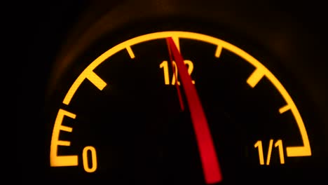 gauge. aguja que mueve el combustible