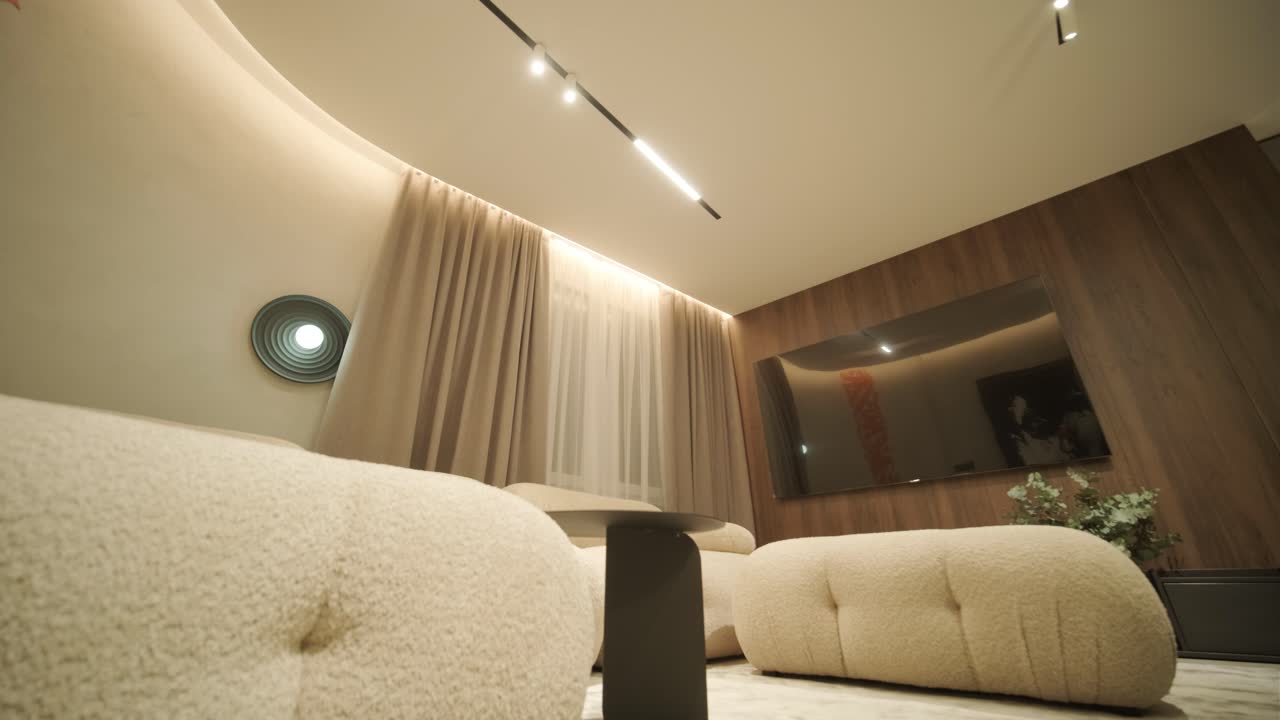 interior de hogar minimalista elegante y elegante con líneas limpias, colores neutrales e iluminación ambiental cálida, creando un ambiente acogedor y moderno.