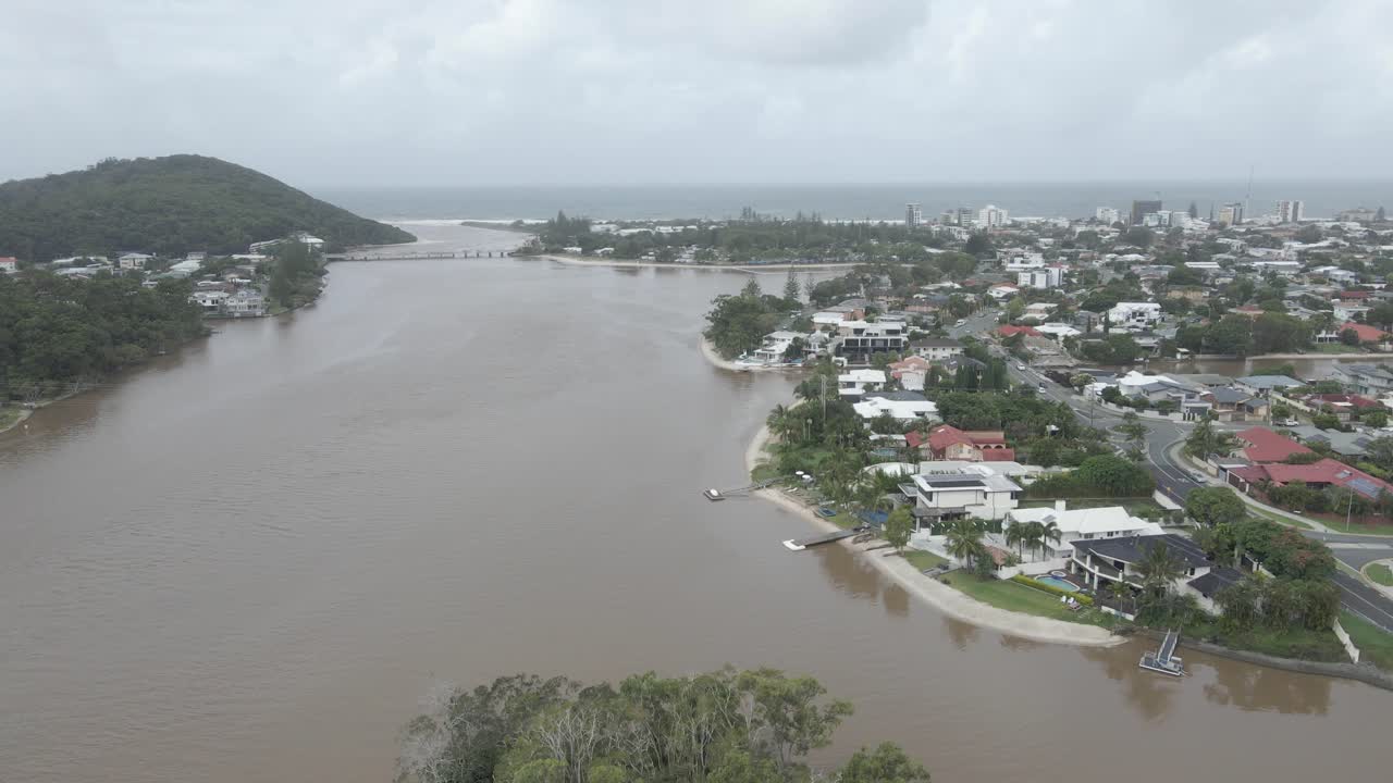 vista aérea de tallebudgera creek y palm beach suburb casas residenciales en gold coast, qld, australia