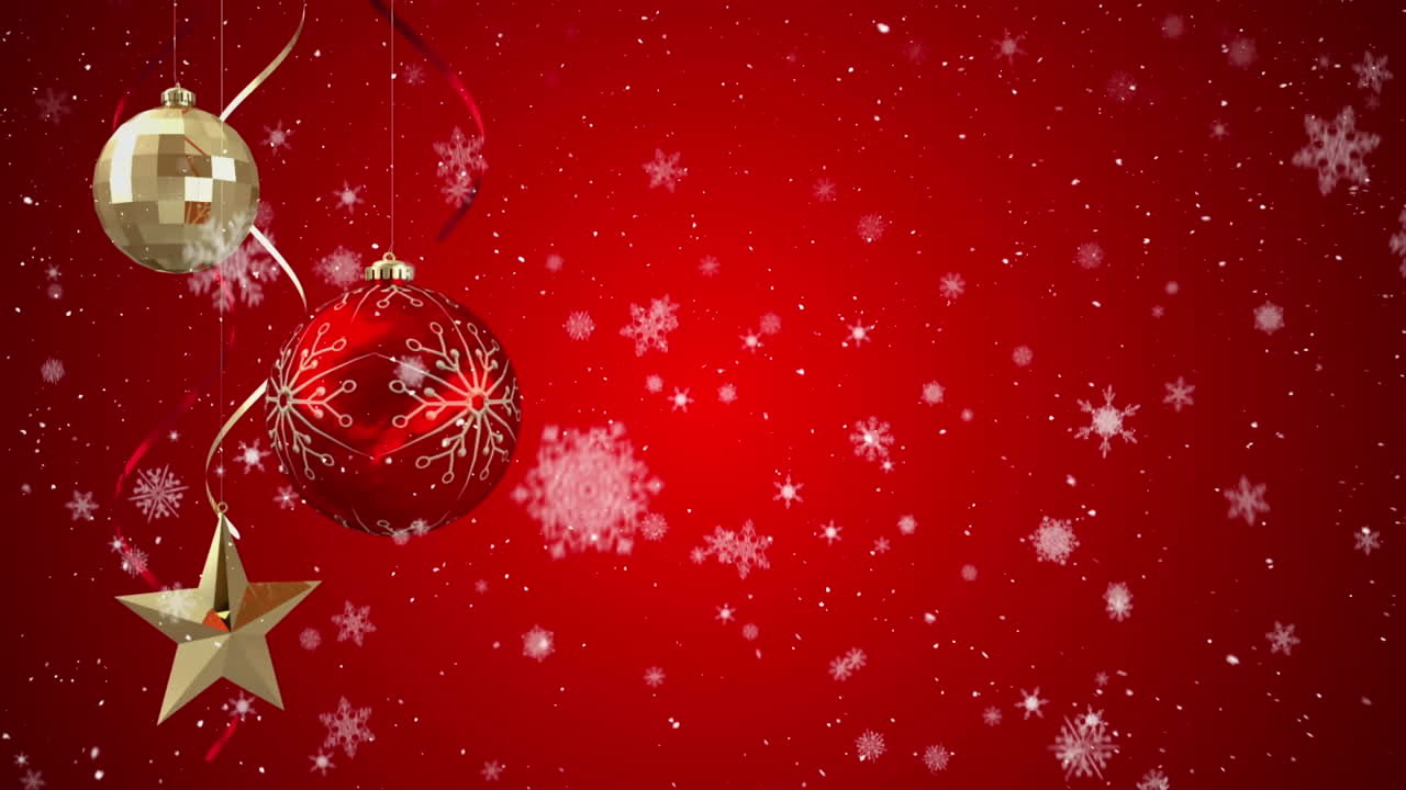 animación de la nieve cayendo sobre la decoración de bolas de navidad rojas y doradas