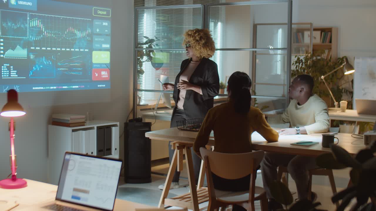 mujer afroamericana haciendo una presentación en una reunión de negocios nocturna