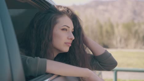 young-woman-props-up-head-with-hand-and-looks-at-camera