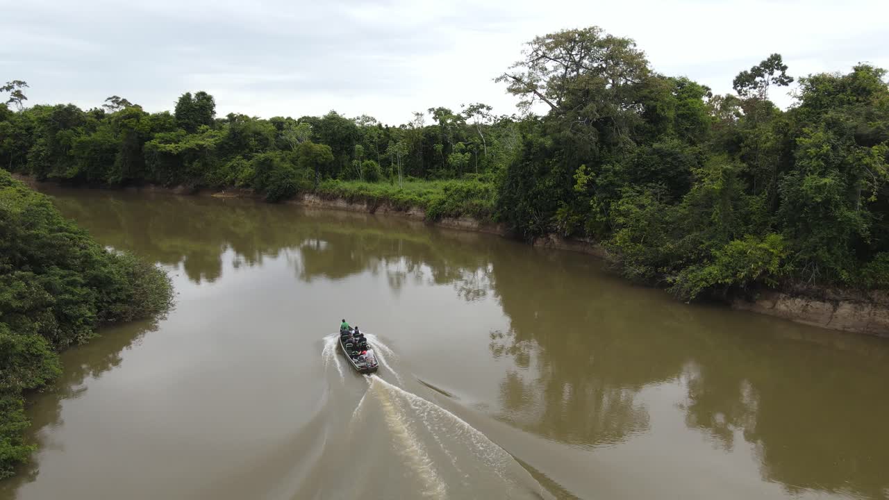 vista aérea, barco navegando en aguas turbias del río rupununi, cuenca amazónica, guyana, sudamérica