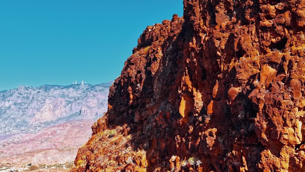 Esplorando il paesaggio roccioso di Gran Canaria in Spagna dall'alto