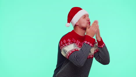 Mann-Im-Weihnachtspullover-Sendet-Viele-Luftküsse,-Blickt-In-Die-Kamera-Und-Lächelt,-Er-Vermisst-Dich,-Liebes