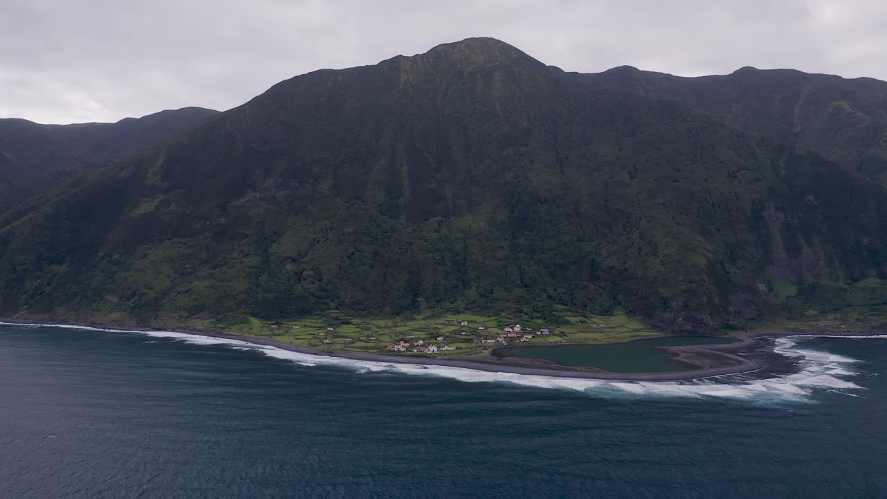 pueblo rural costero, una iglesia, una laguna, con un exuberante paisaje de acantilados verdes, fajã de santo cristo, isla de são jorge, las azores, portugal