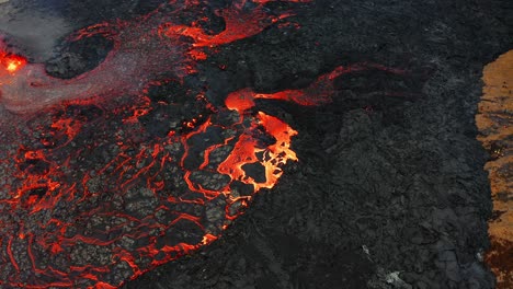 Aktiver-Vulkan,-Der-Lava-Und-Magma-In-Island-Ausbricht