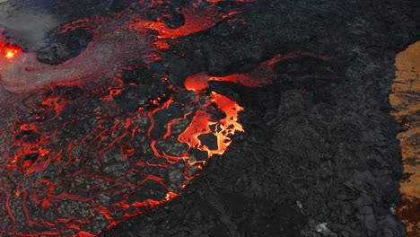 volcán activo en erupción de lava y magma en islandia