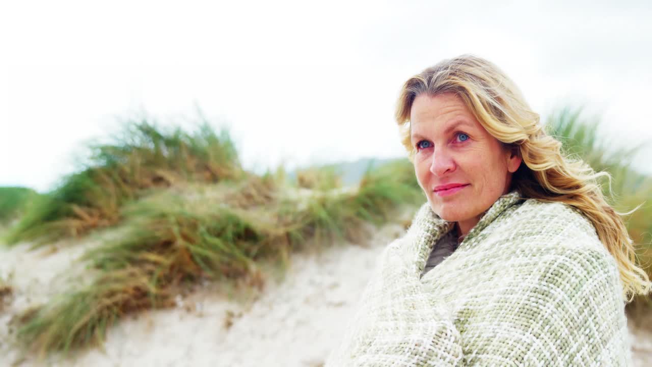 счастливая зрелая женщина в шале чувствует холод