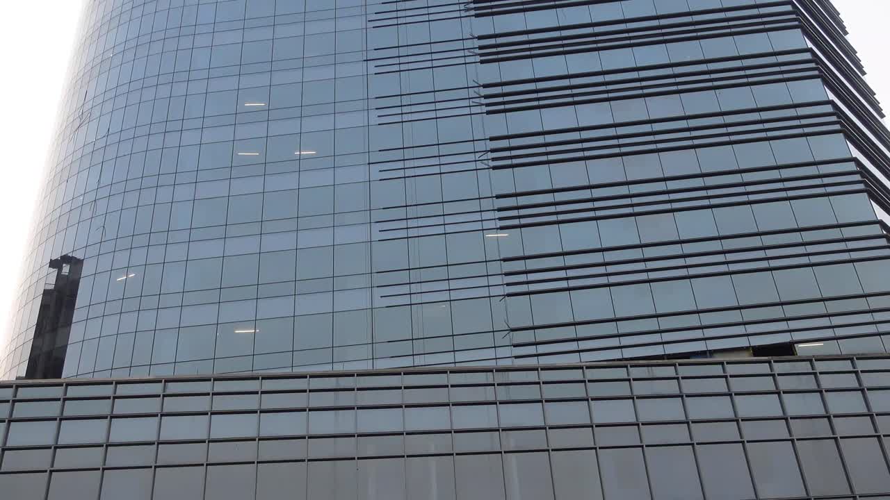 fachada moderna de rascacielos de vidrio