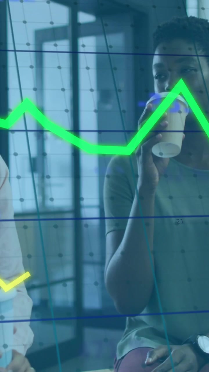 Animazione di grafici su diverse colleghe che discutono mentre bevono caffè