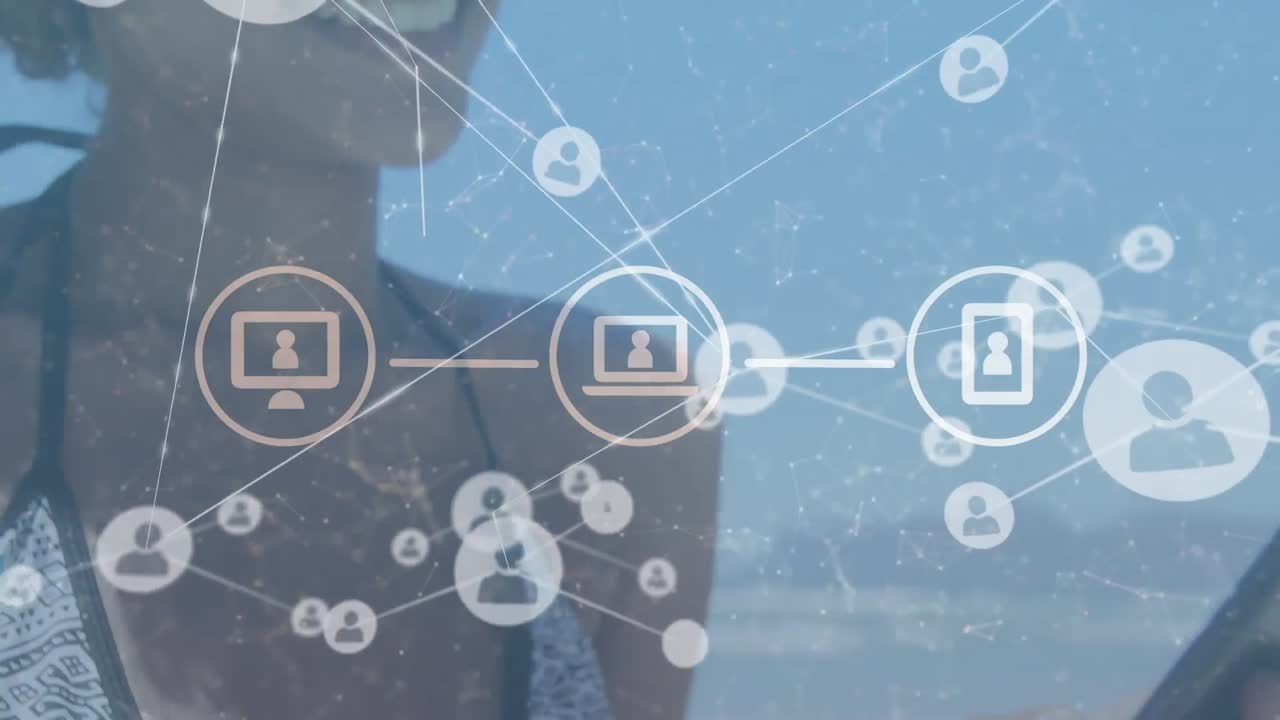 iconos digitales y red de iconos de perfil contra la sección media de la mujer que usa un teléfono inteligente en la playa