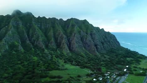 Hawaii---Schwenkblick-Von-Den-Bergen-Des-Kualoa-Parks