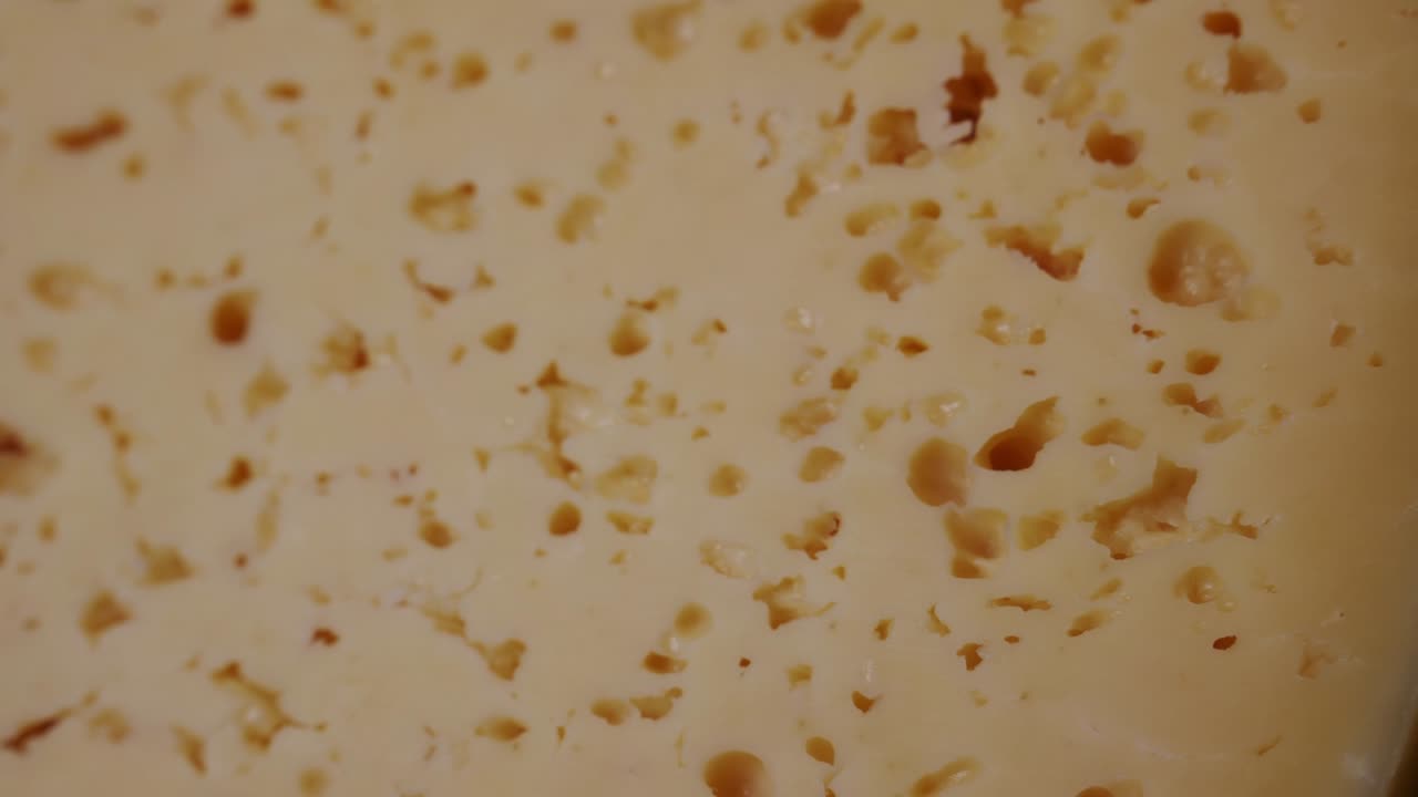 Texture gialla di formaggio con buchi, primo piano