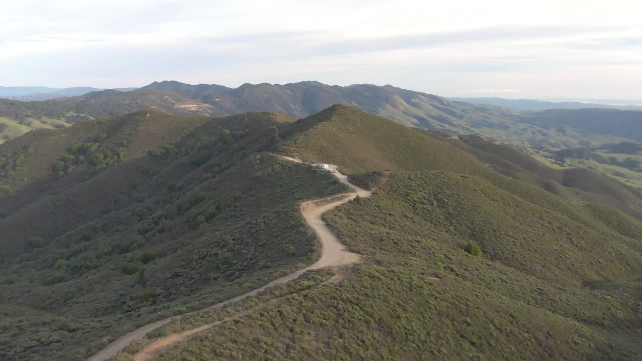 산 능선 도로를 따라 주차된 rv