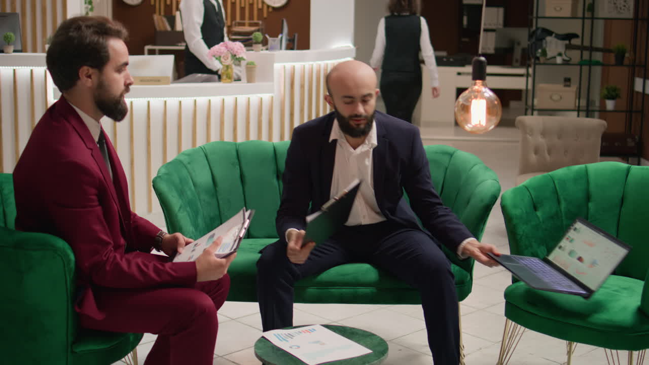 기업가 들 은 호텔 로비 에서 만난다